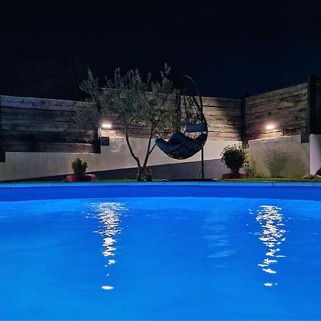 Holiday House Boost With Heated Pool Klis Extérieur photo