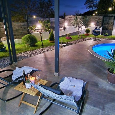 Holiday House Boost With Heated Pool Klis Extérieur photo