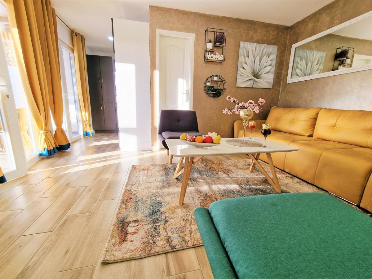 Holiday House Boost With Heated Pool Klis Extérieur photo