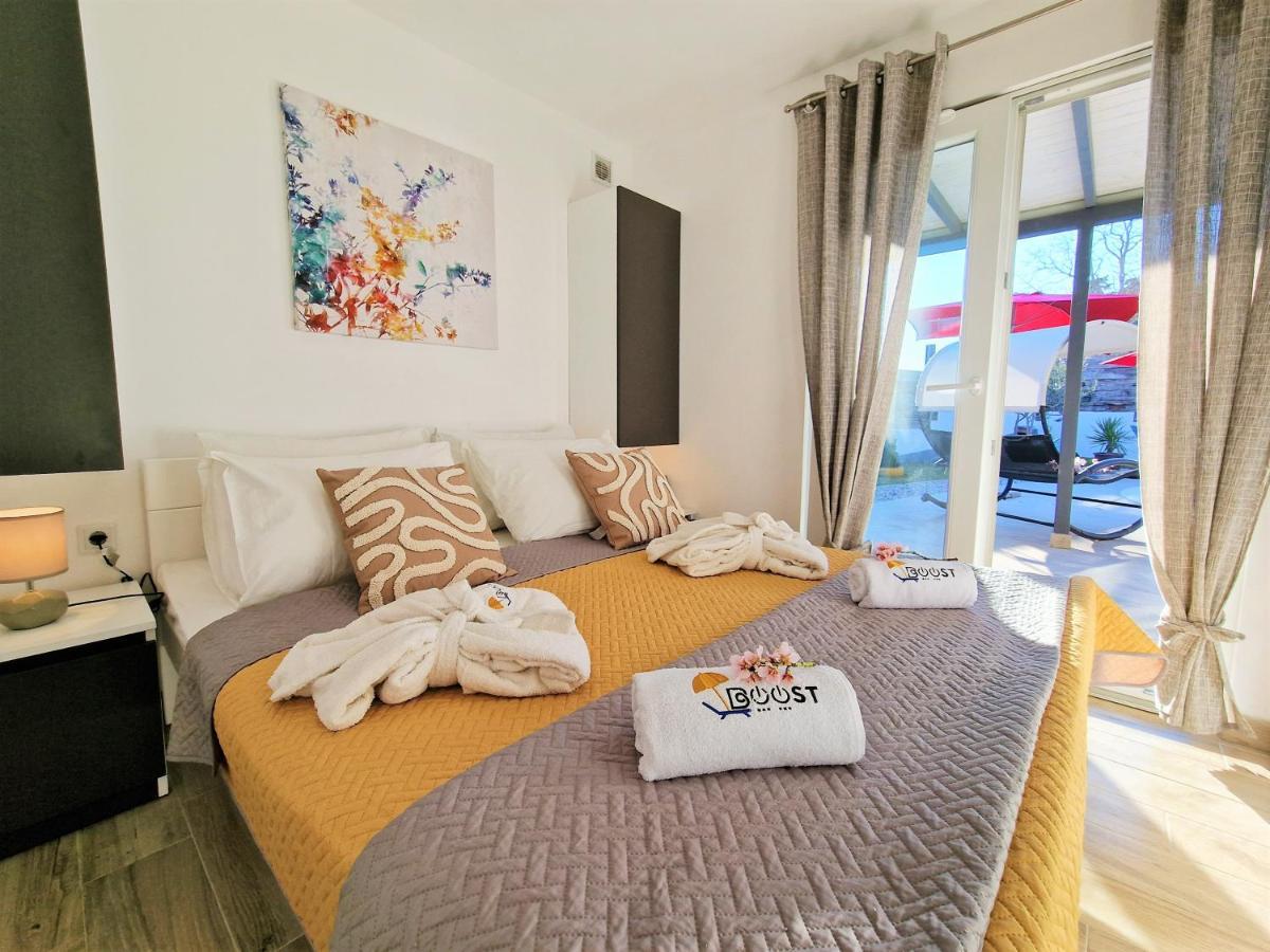 Holiday House Boost With Heated Pool Klis Extérieur photo