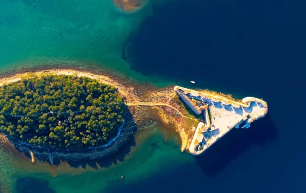 Holiday House Boost With Heated Pool Klis Extérieur photo