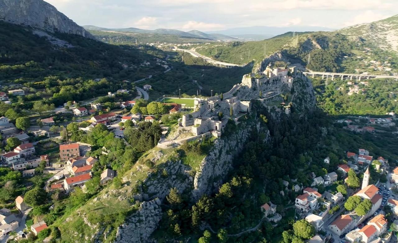 Holiday House Boost With Heated Pool Klis Extérieur photo