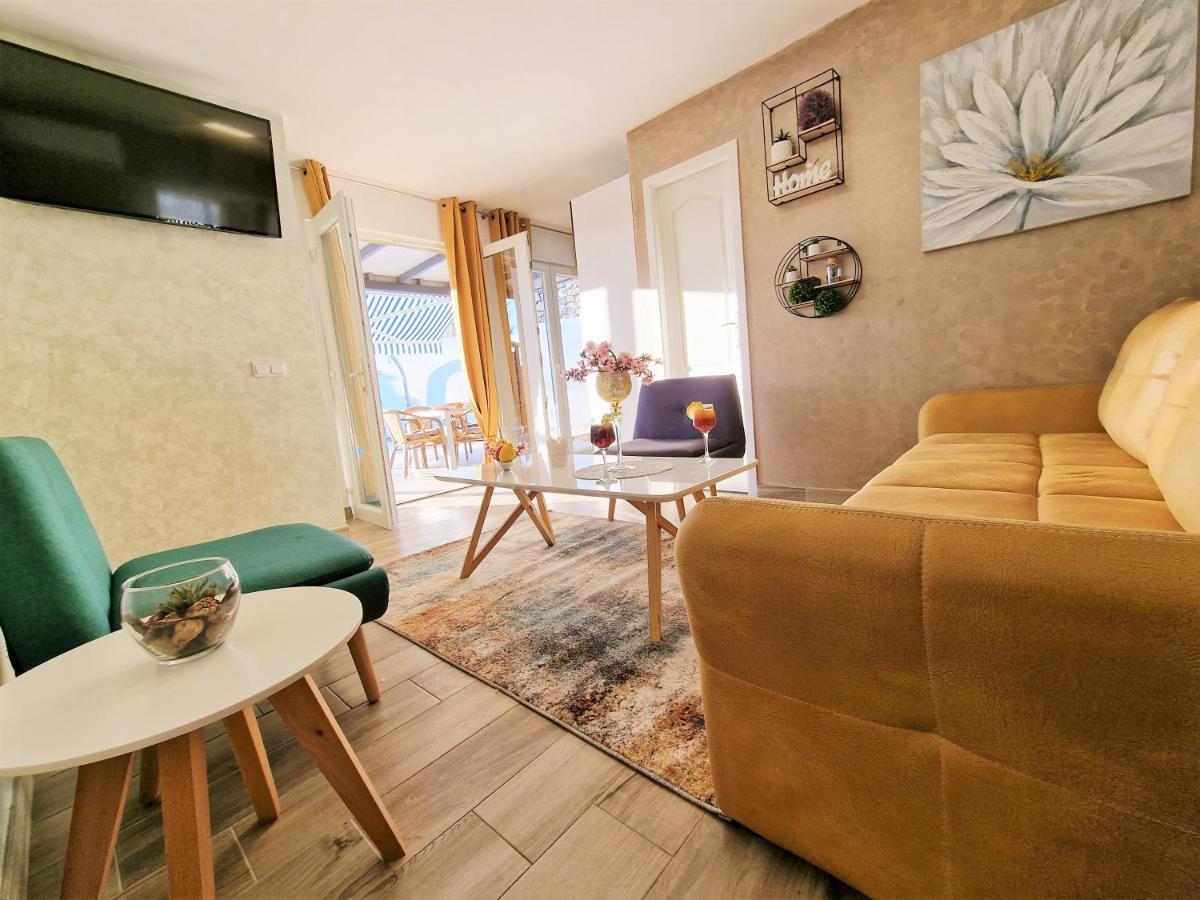 Holiday House Boost With Heated Pool Klis Extérieur photo