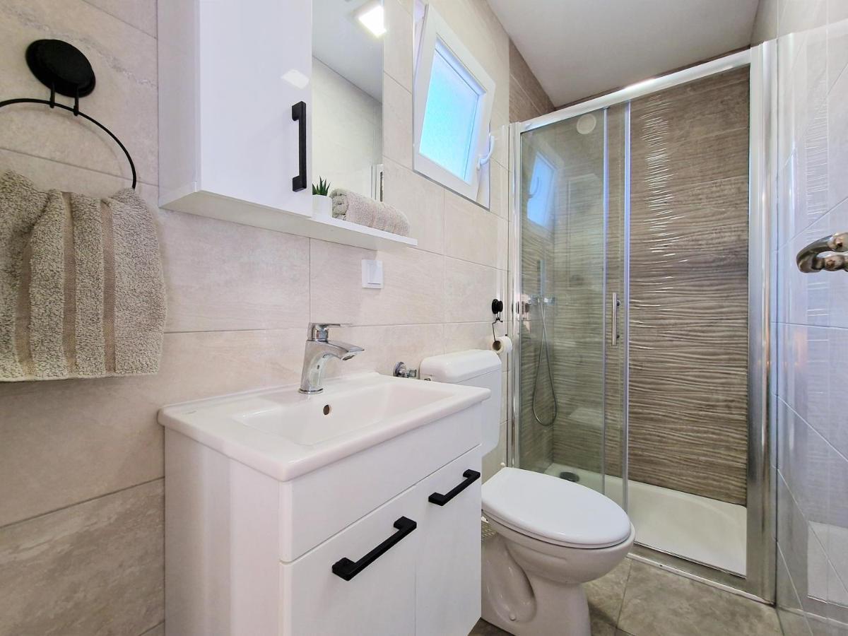 Holiday House Boost With Heated Pool Klis Extérieur photo