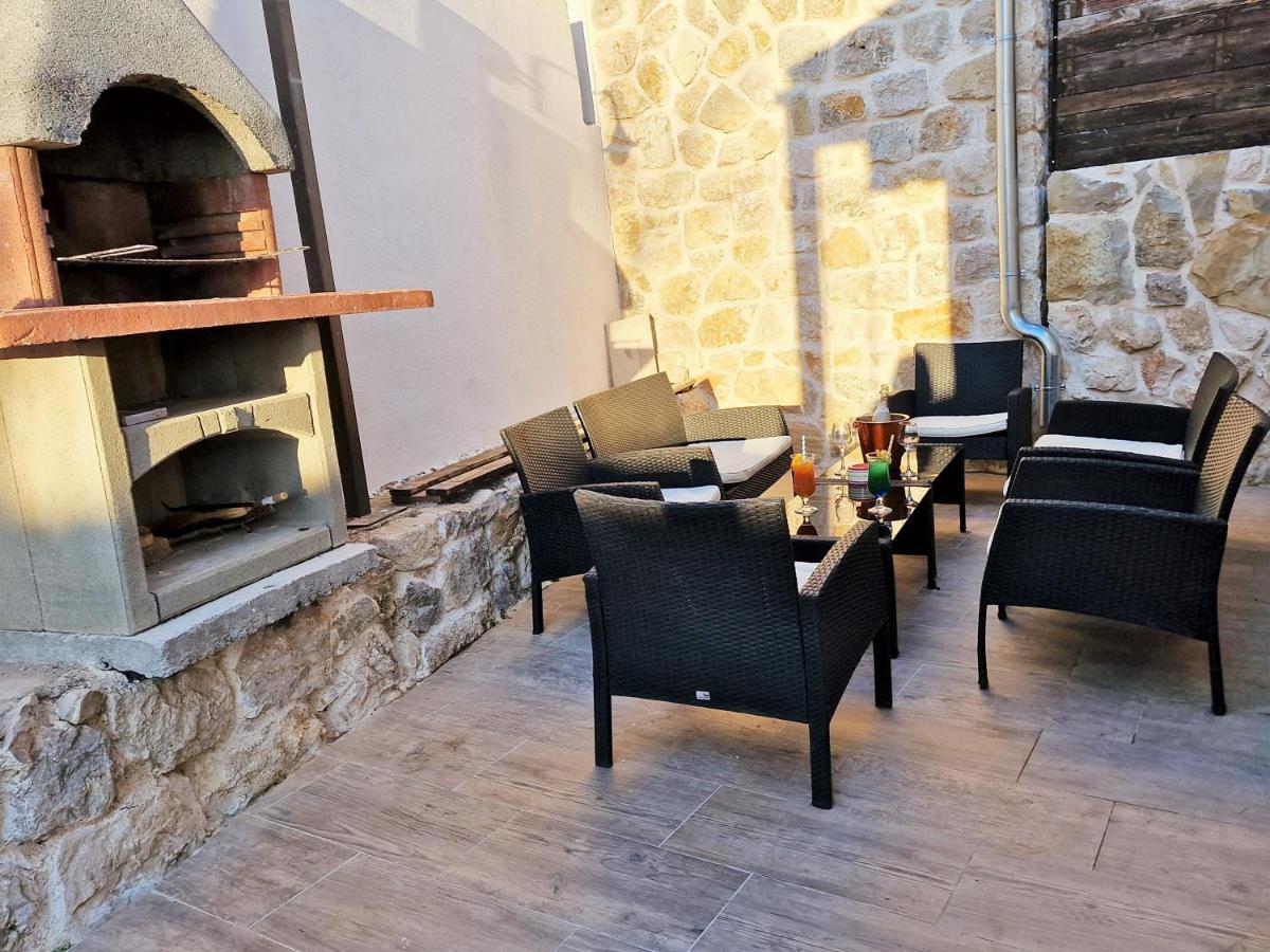 Holiday House Boost With Heated Pool Klis Extérieur photo