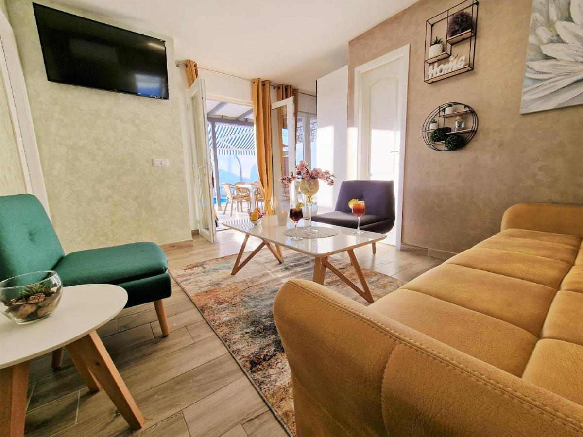Holiday House Boost With Heated Pool Klis Extérieur photo