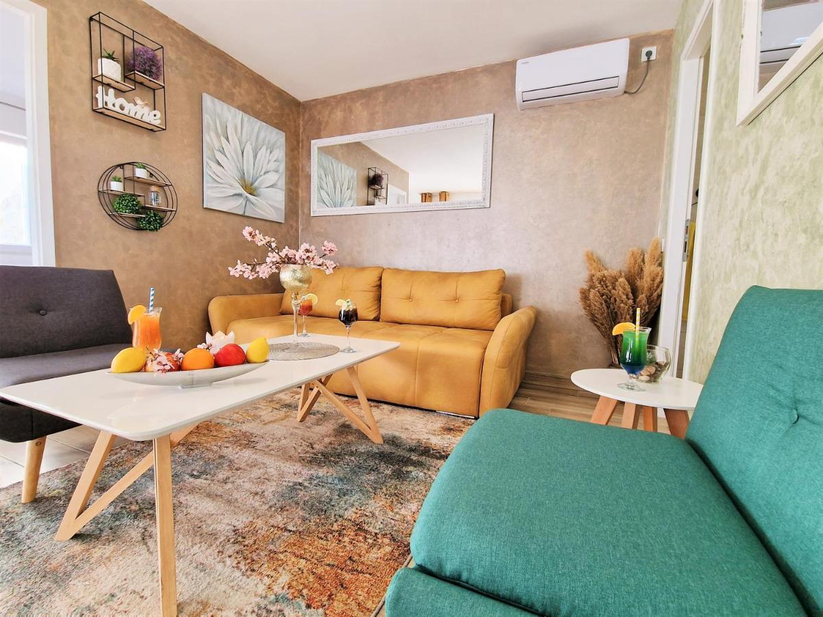 Holiday House Boost With Heated Pool Klis Extérieur photo