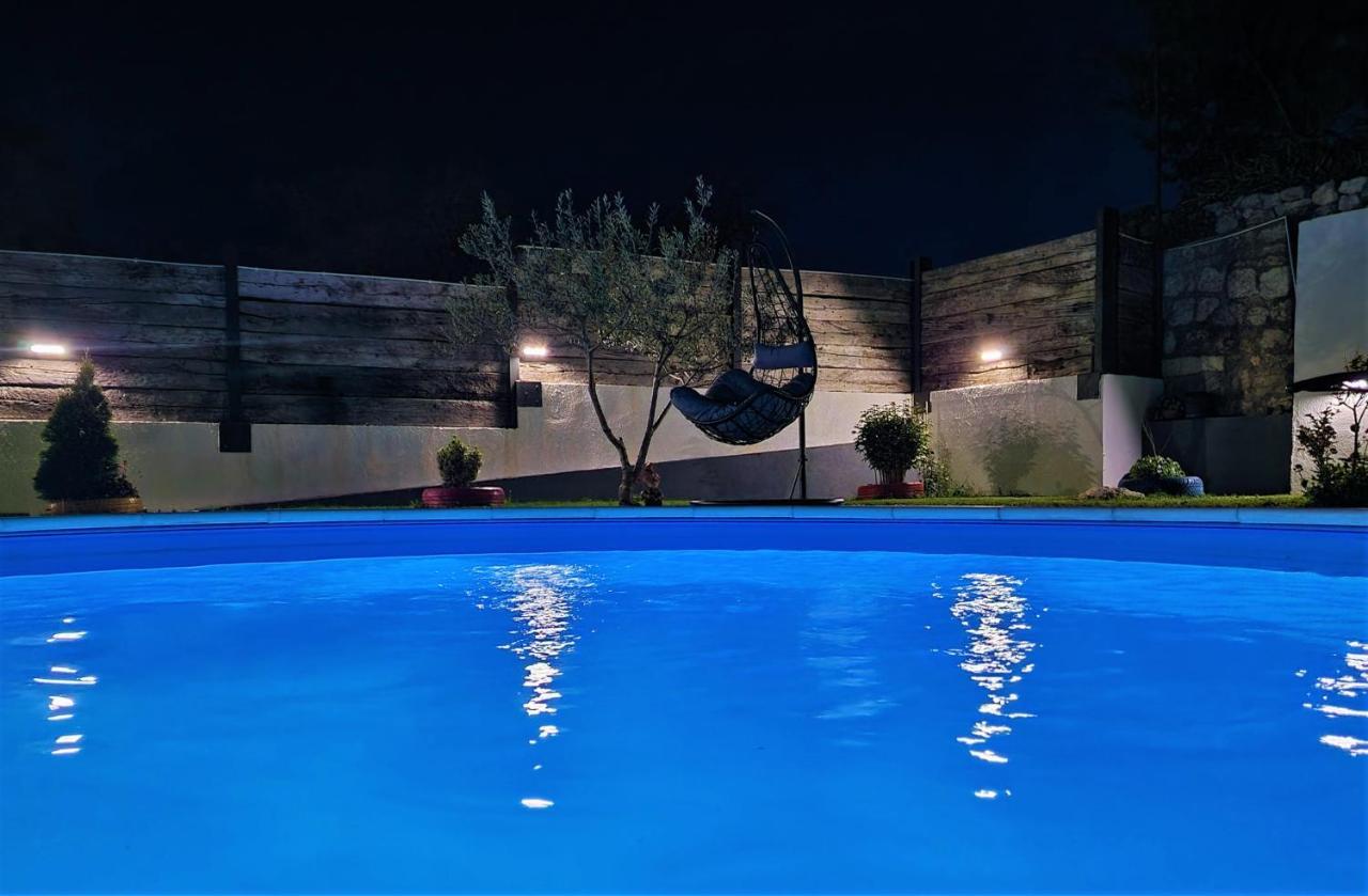 Holiday House Boost With Heated Pool Klis Extérieur photo