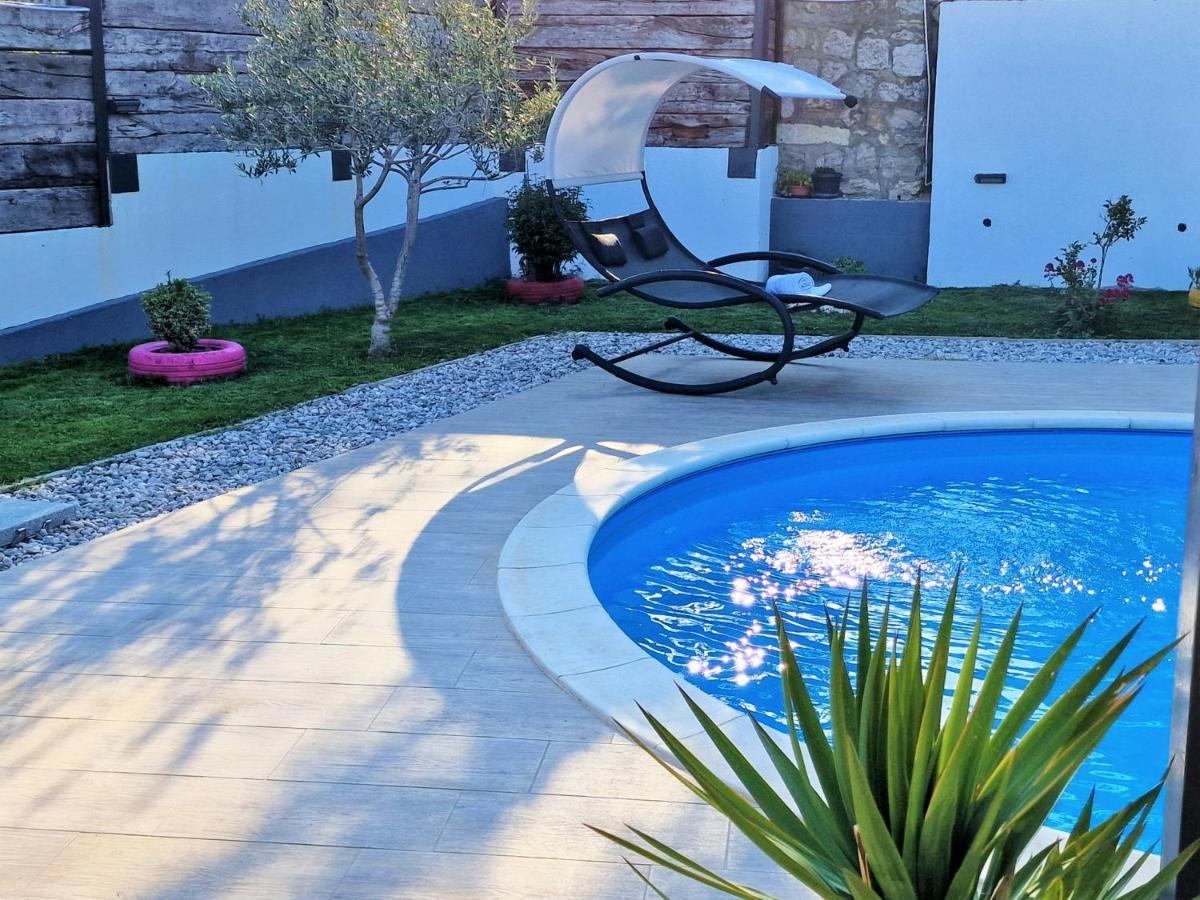 Holiday House Boost With Heated Pool Klis Extérieur photo