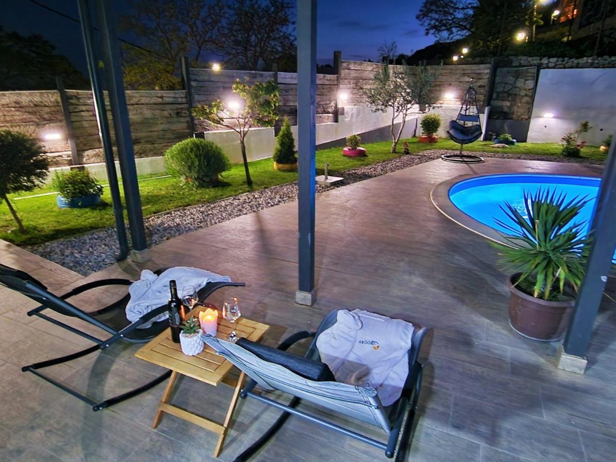 Holiday House Boost With Heated Pool Klis Extérieur photo