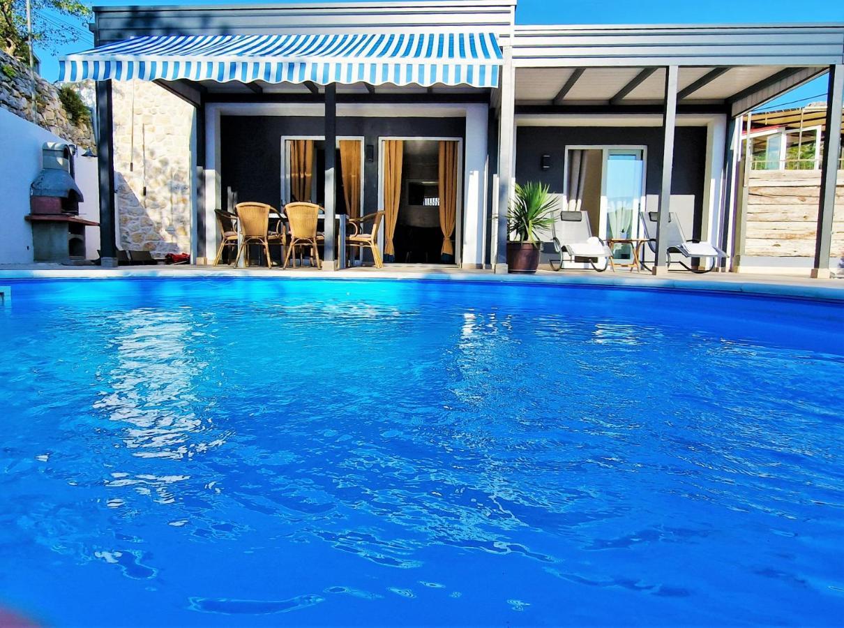 Holiday House Boost With Heated Pool Klis Extérieur photo