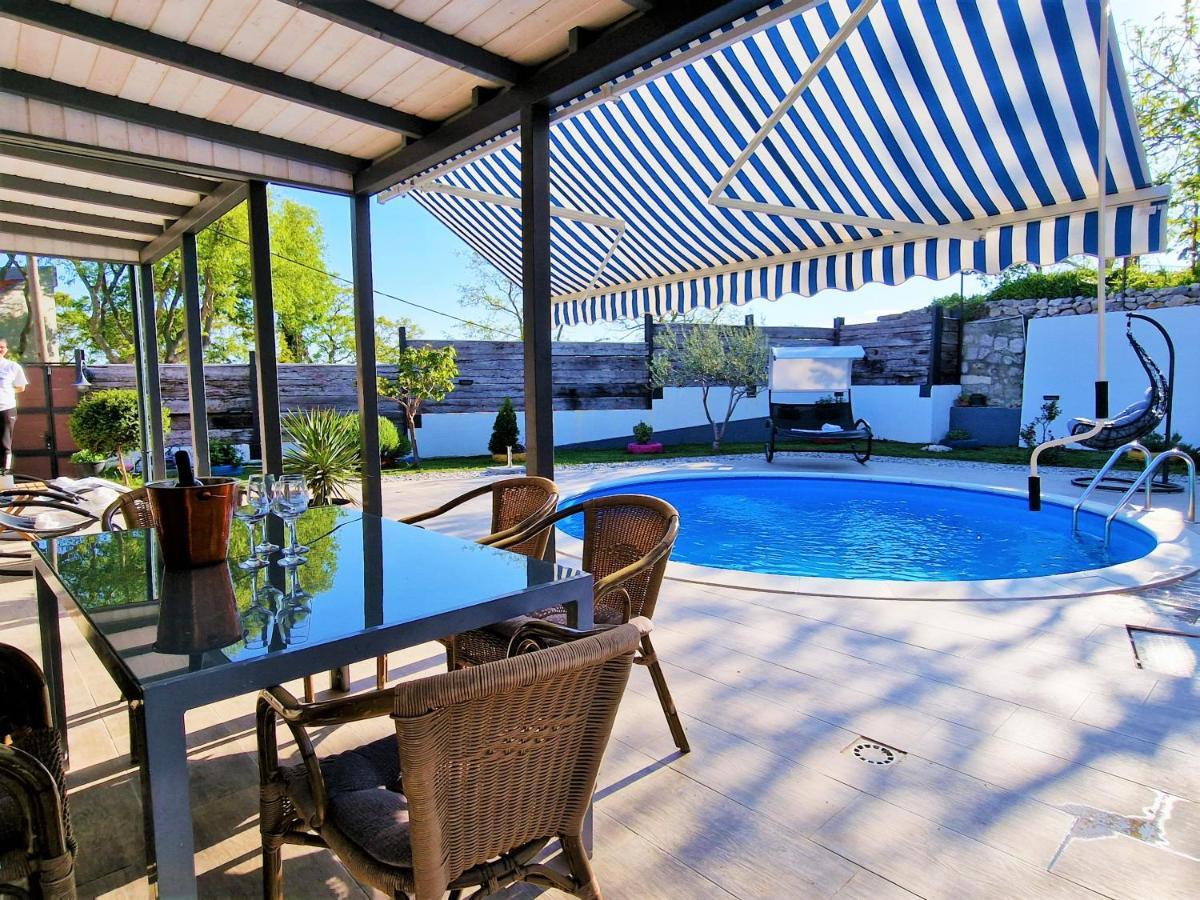 Holiday House Boost With Heated Pool Klis Extérieur photo