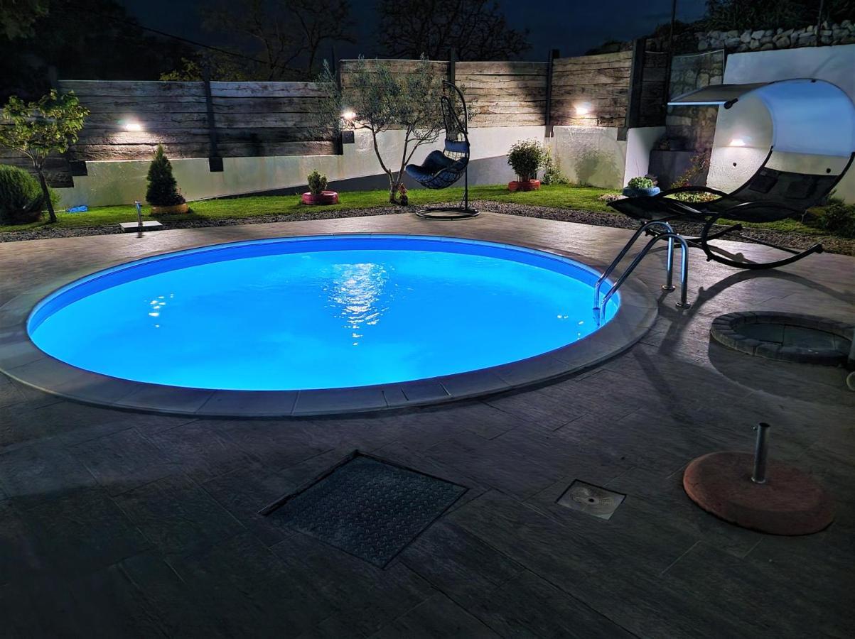 Holiday House Boost With Heated Pool Klis Extérieur photo