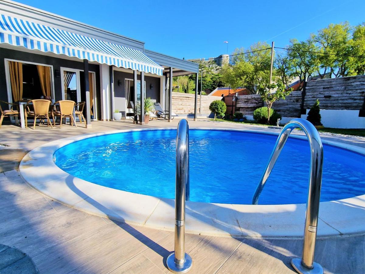 Holiday House Boost With Heated Pool Klis Extérieur photo