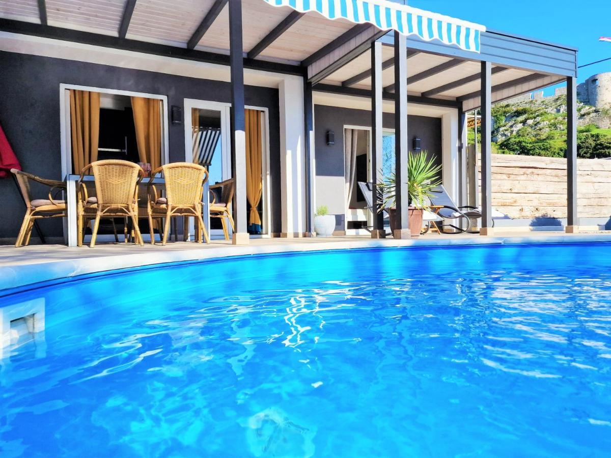 Holiday House Boost With Heated Pool Klis Extérieur photo