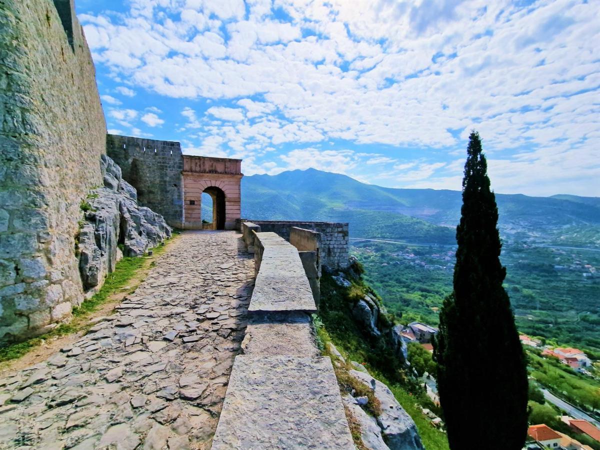 Holiday House Boost With Heated Pool Klis Extérieur photo